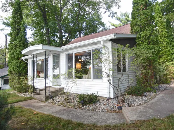 2624 Crescent Shores Dr, Traverse City, MI 49685