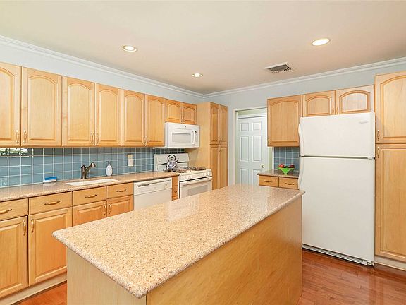 4th image of 15 Arlington Ave