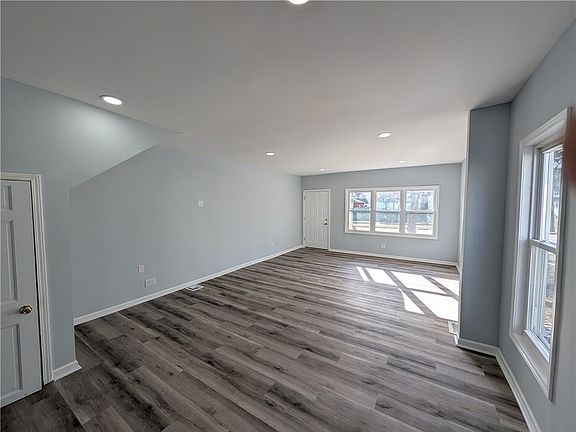 3rd image of 820 Lincoln St