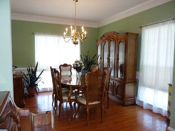 4th image of 75 Saundra St