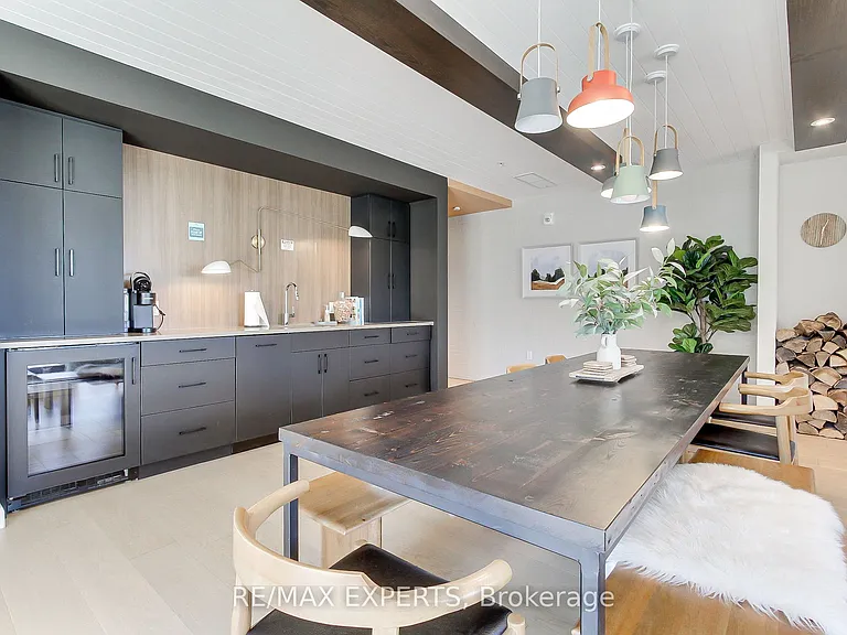 741 King St W #103 — Photo 38