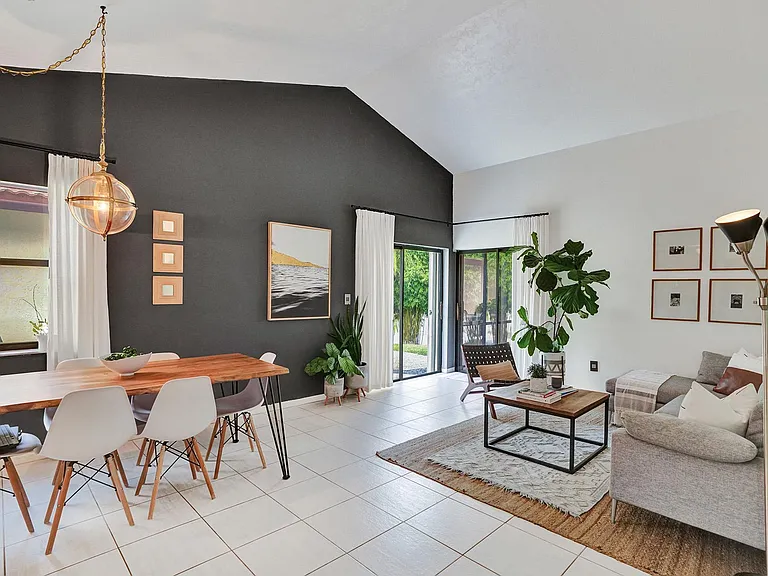 420 SW 113th Ter — Photo 9