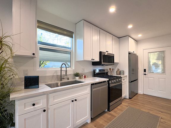 3rd image of 6017 Farmdale Ave