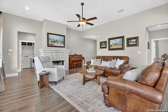 3 bed, 2.0 bath, 1736 sqft, $2,500 — Photo 4