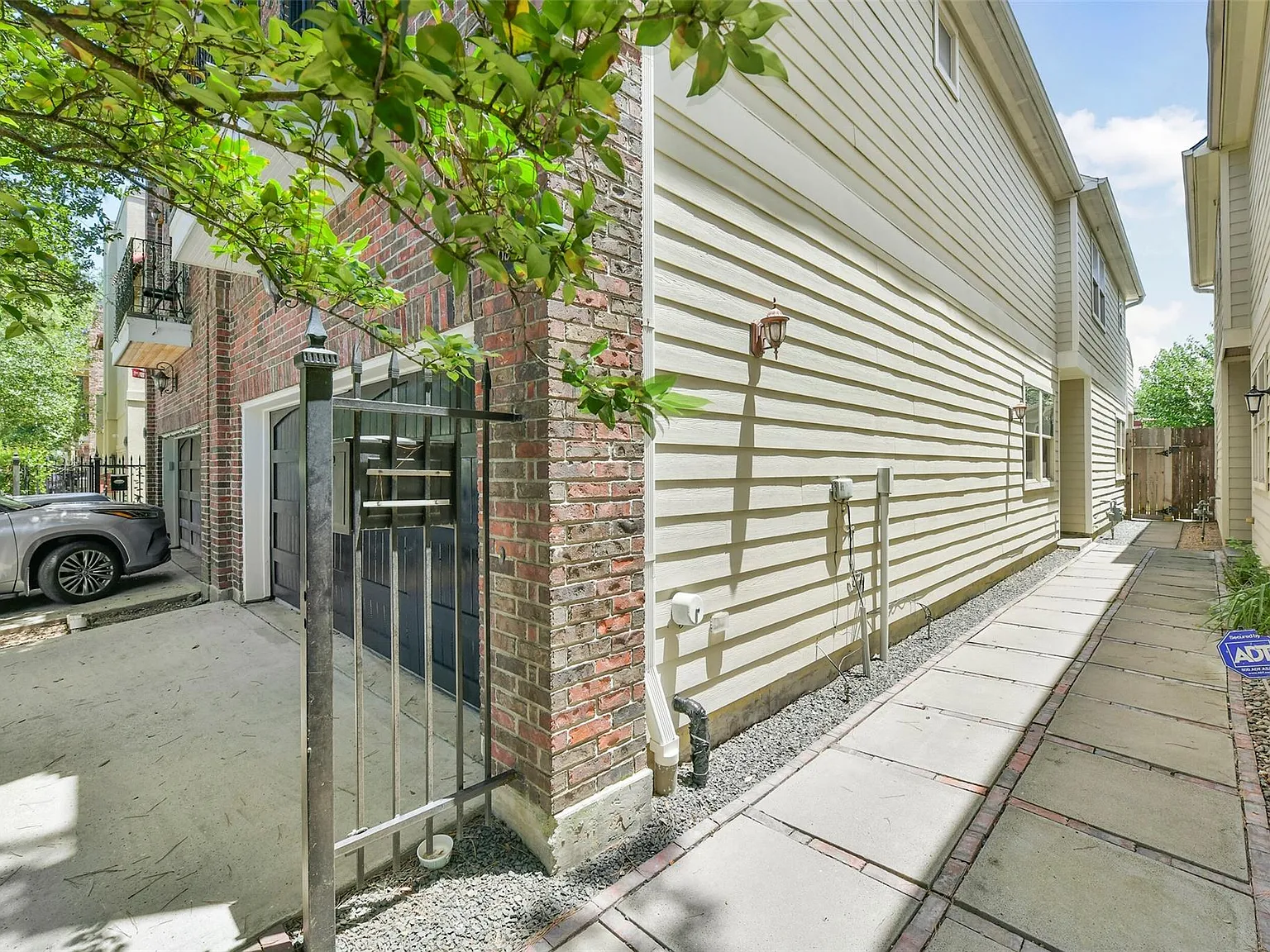 3 bed, 2.5 bath, 2283 sqft, $4,100 — Photo 3