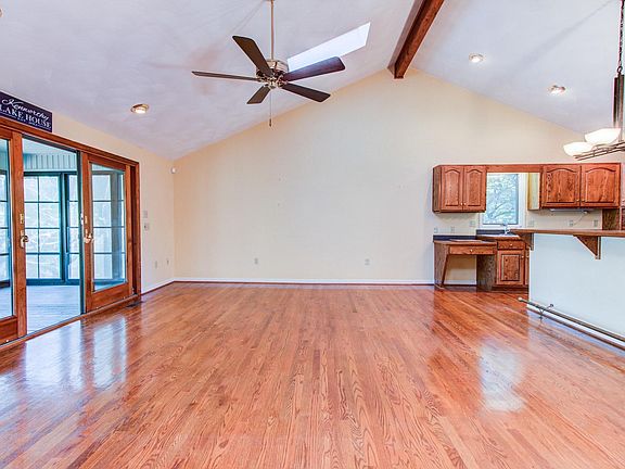 4th image of 26 Woodlake Dr