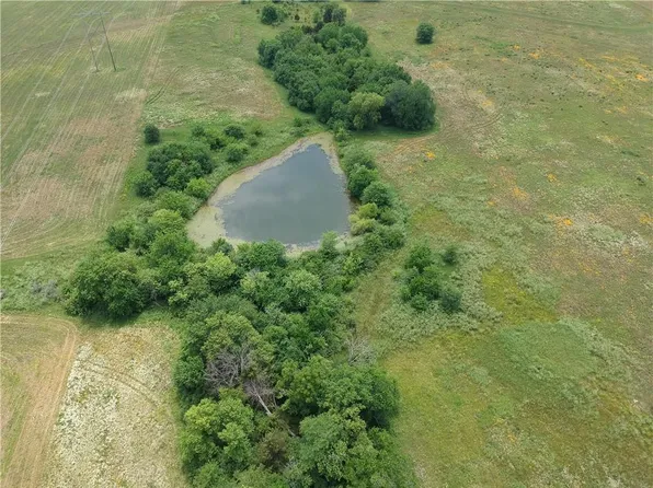 4 W 271st St, Paola, KS 66071