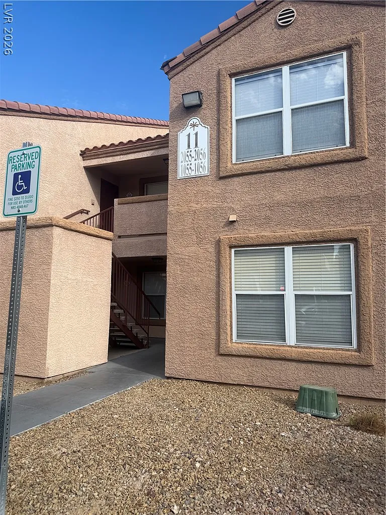 1150 N Buffalo Dr — Photo 2
