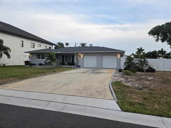 106 15th St, Belleair Beach, FL 33786