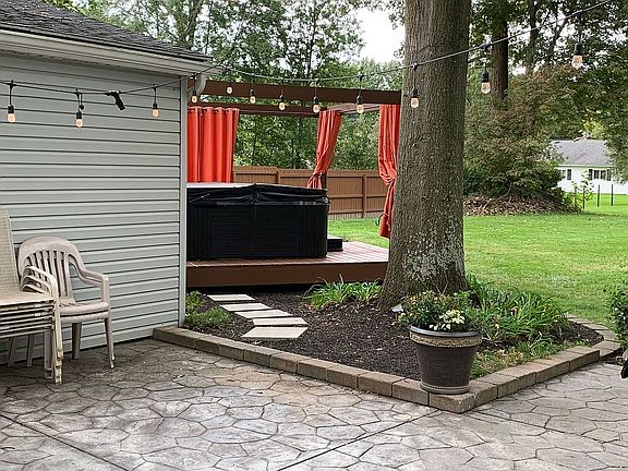 4th image of 7698 Crestwood Ln