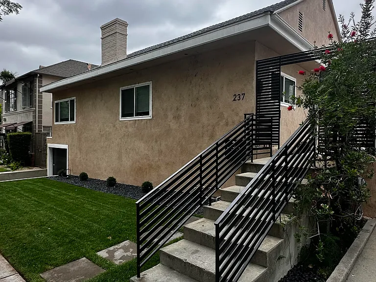 237 N Kenwood St — Photo 1