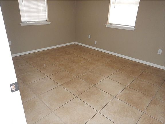 5th image of 640 Manhattan Blvd APT C