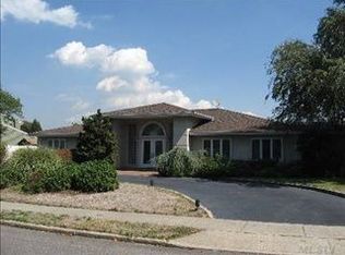 308 Lagoon Dr W, Copiague, NY 11726