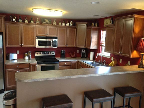 Kitchen with breakfast bar