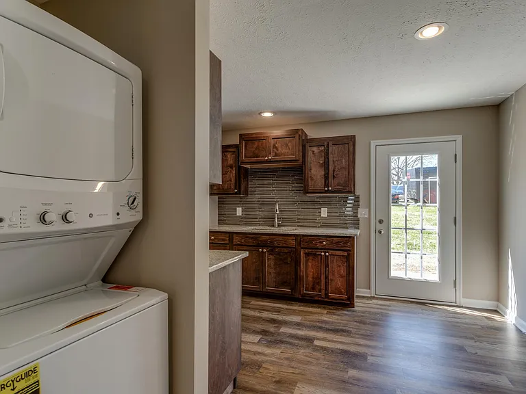 313 N Diagonal St — Photo 9