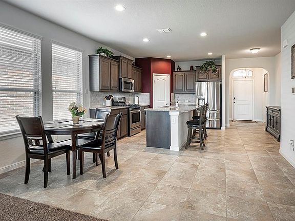 3rd image of 941 Cushing Dr