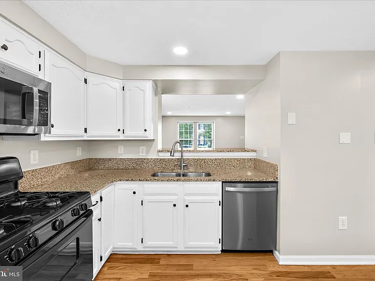 577 Quaker Ridge Ct — Photo 8