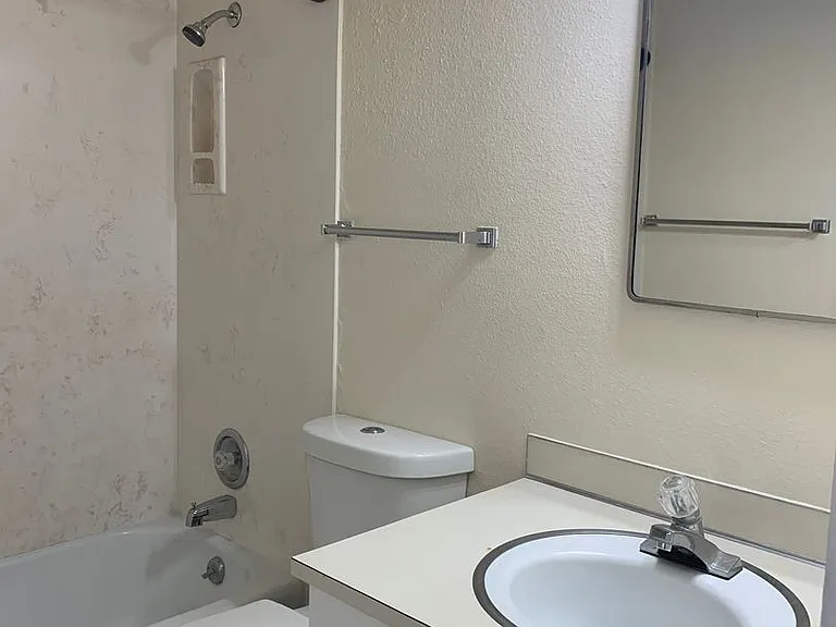 Large Quiet Two Bedroom — Photo 11