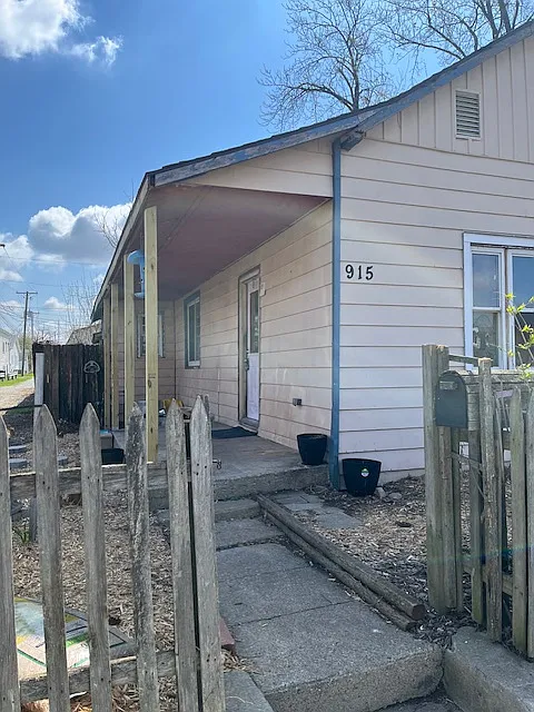 5 bed, 2400 sqft, $2,500 — Photo 1