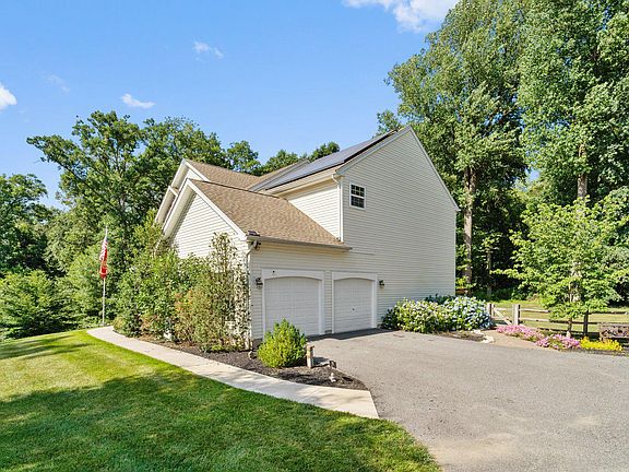 4th image of 29 Persimmon Dr