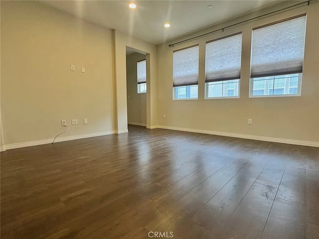4 bed, 3.5 bath, 1910 sqft, $4,300 — Photo 3