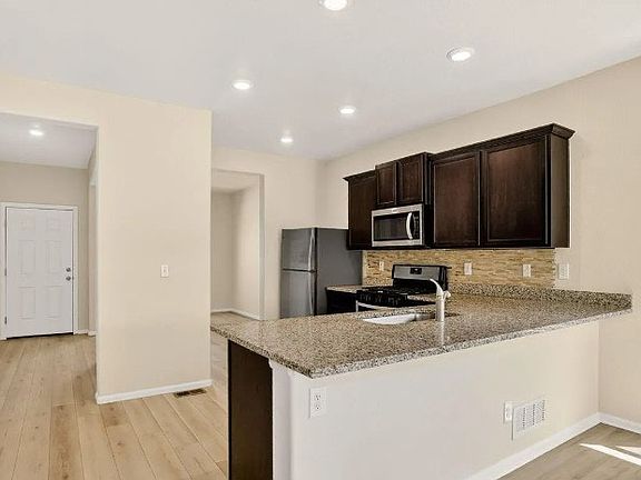 4th image of 308 Bowles St