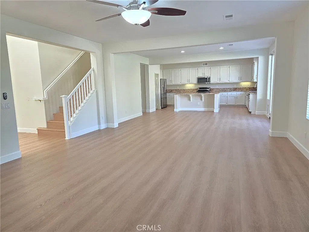 4 bed, 2595 sqft, $4,300 — Photo 2