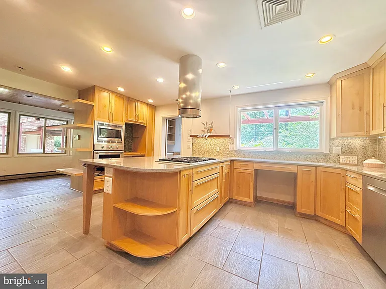 6819 Selkirk Dr — Photo 52