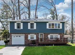 5 Hamilton Dr W, Hewitt, NJ 07421