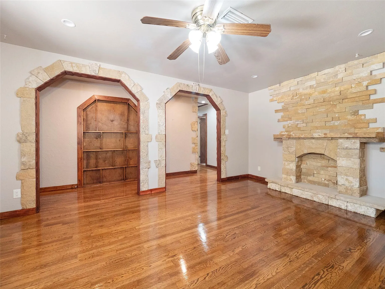 3 bed, 4.0 bath, 1400 sqft, $2,100 — Photo 3