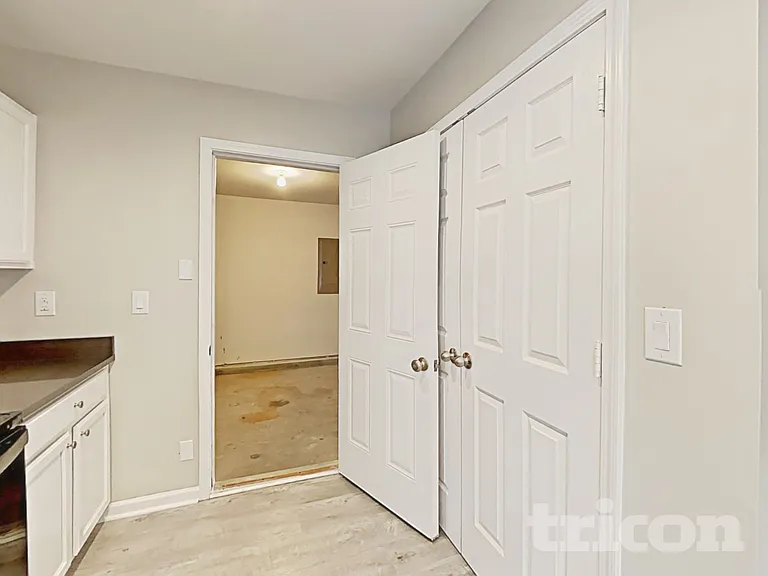 1131 Delander Ln — Photo 6