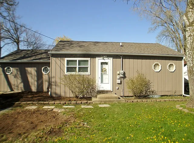 35806 N Marine Dr photo 1