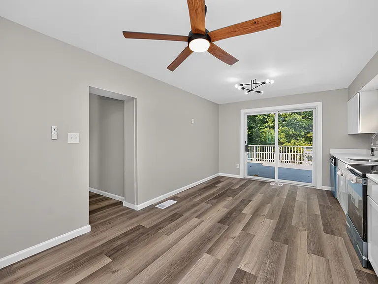 904 Locust Corner Rd — Photo 12
