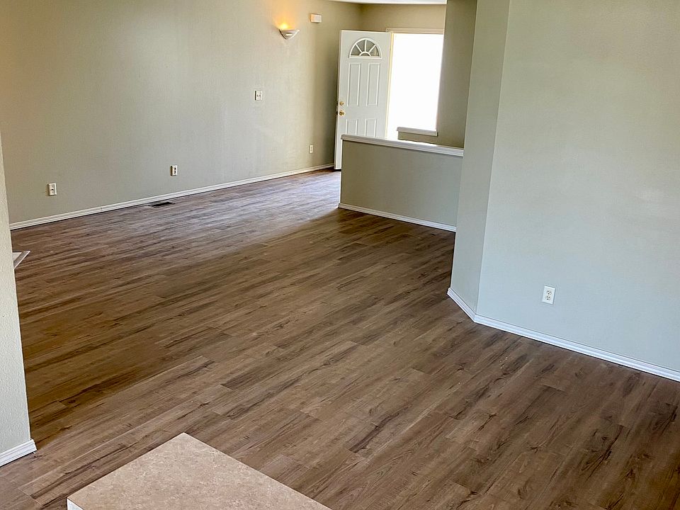 Very Open and Spacious Living! Eating Bar in Kitchen plus Dining Area