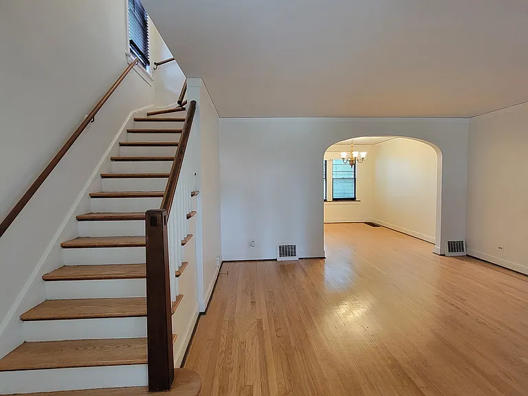 10529 S Eberhart Ave — Photo 2