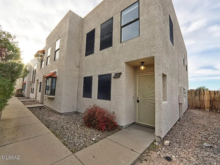 2190 N 1st Ave — Photo 25