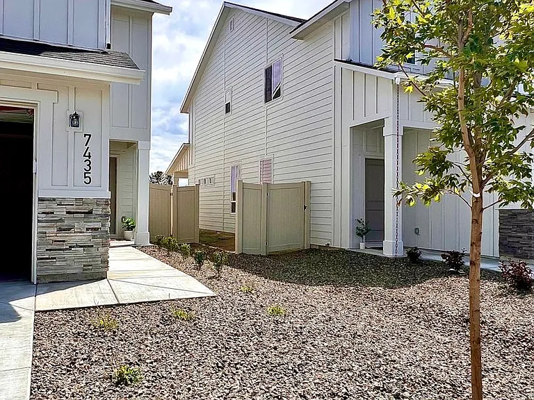 7435 W Trumbull Ct — Photo 2