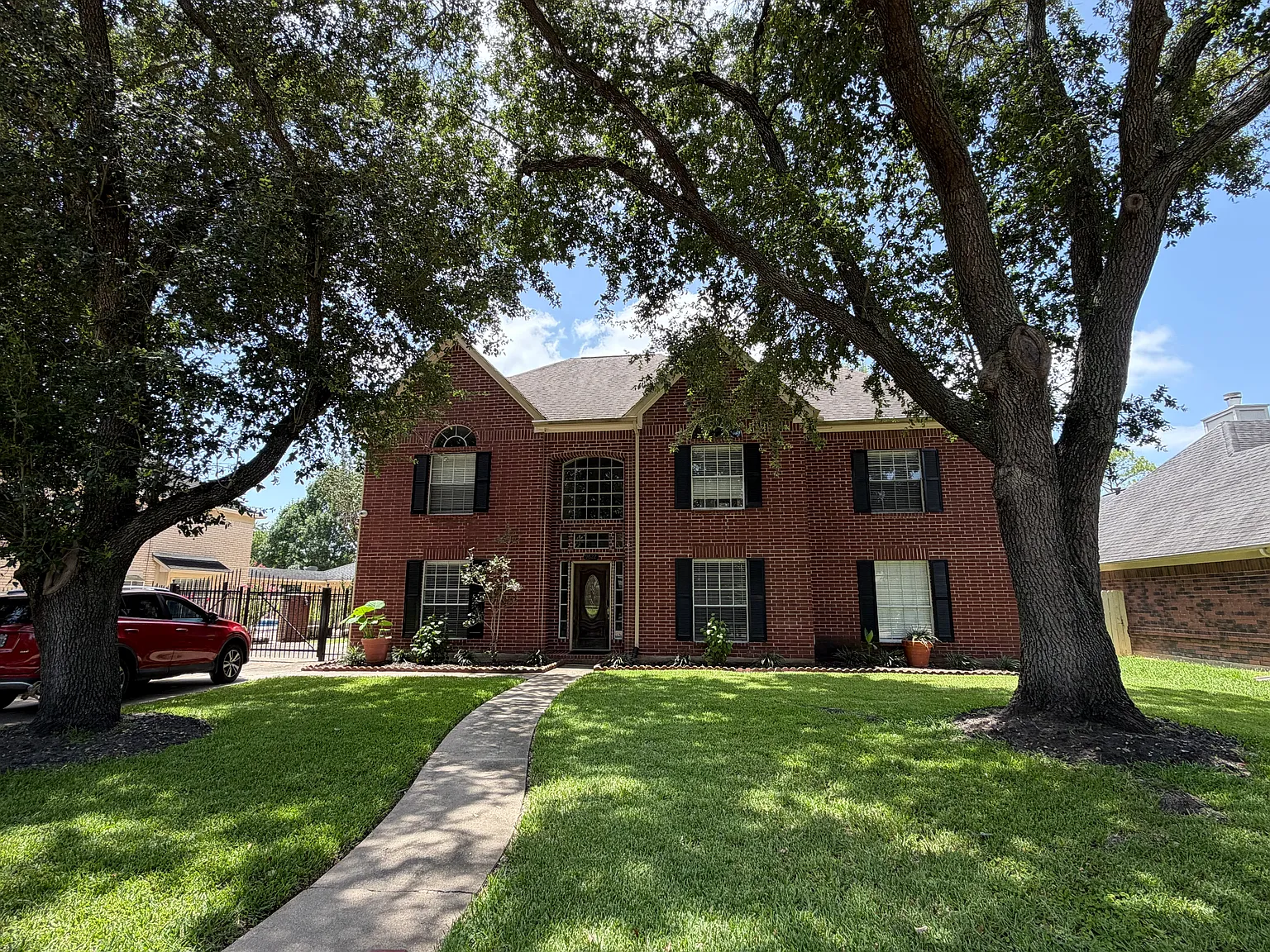 5 bed, 3.5 bath, 3698 sqft, $3,000 — Photo 2