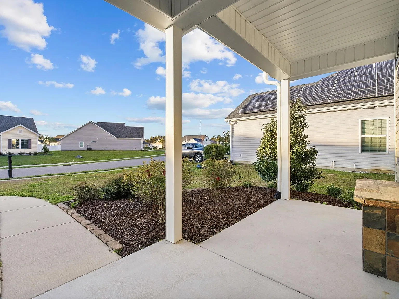 4 bed, 2.0 bath, 1757 sqft, $2,200 — Photo 2