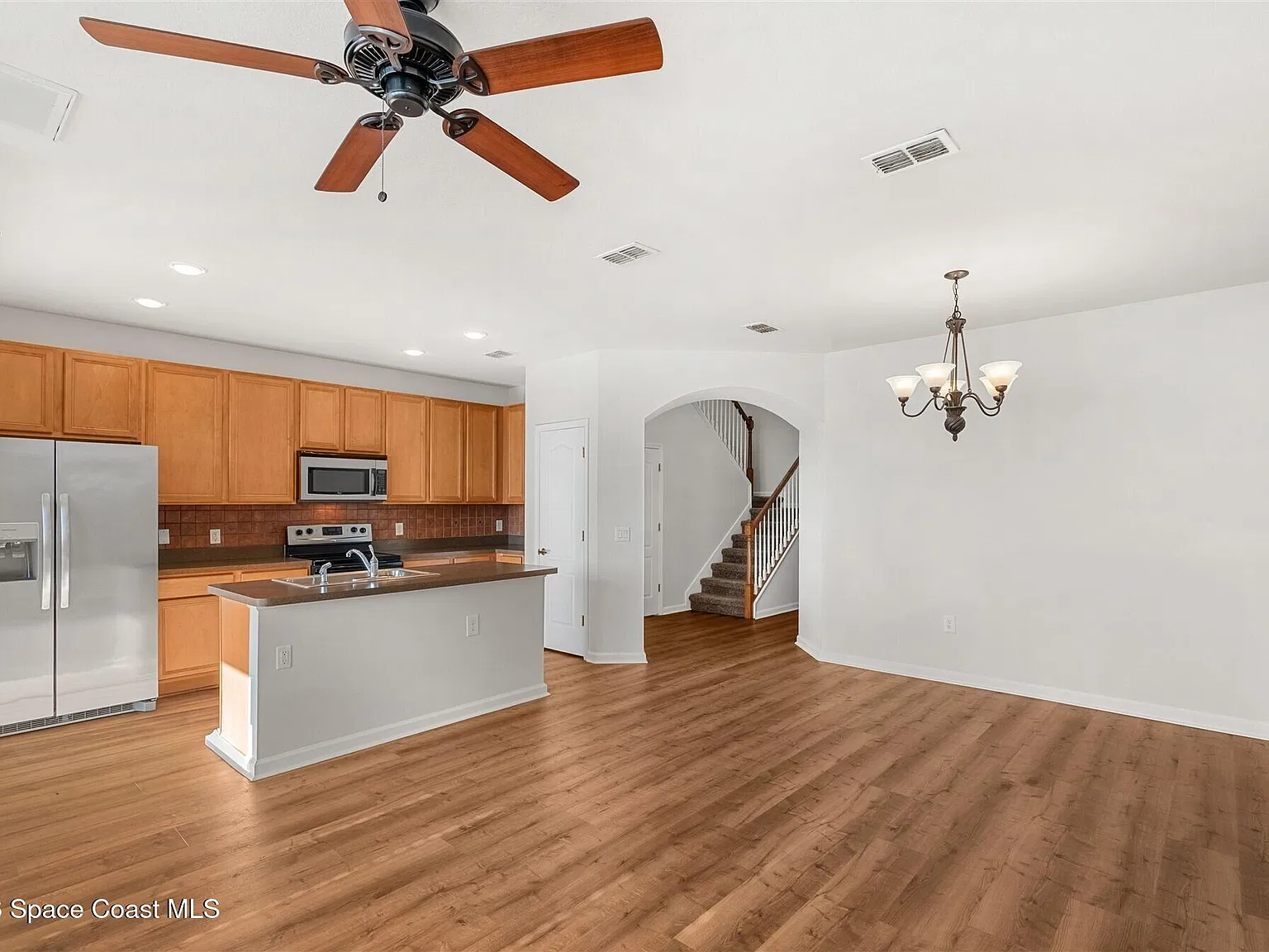 2 bed, 2.5 bath, 1393 sqft, $2,200 — Photo 2