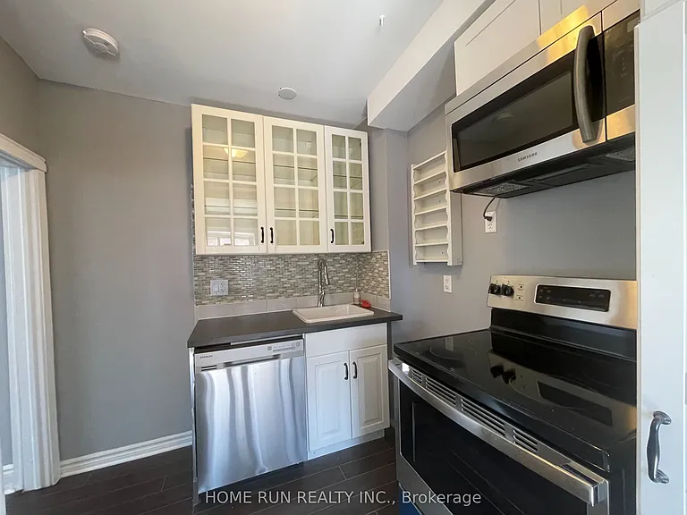 121 Concord St E — Photo 9