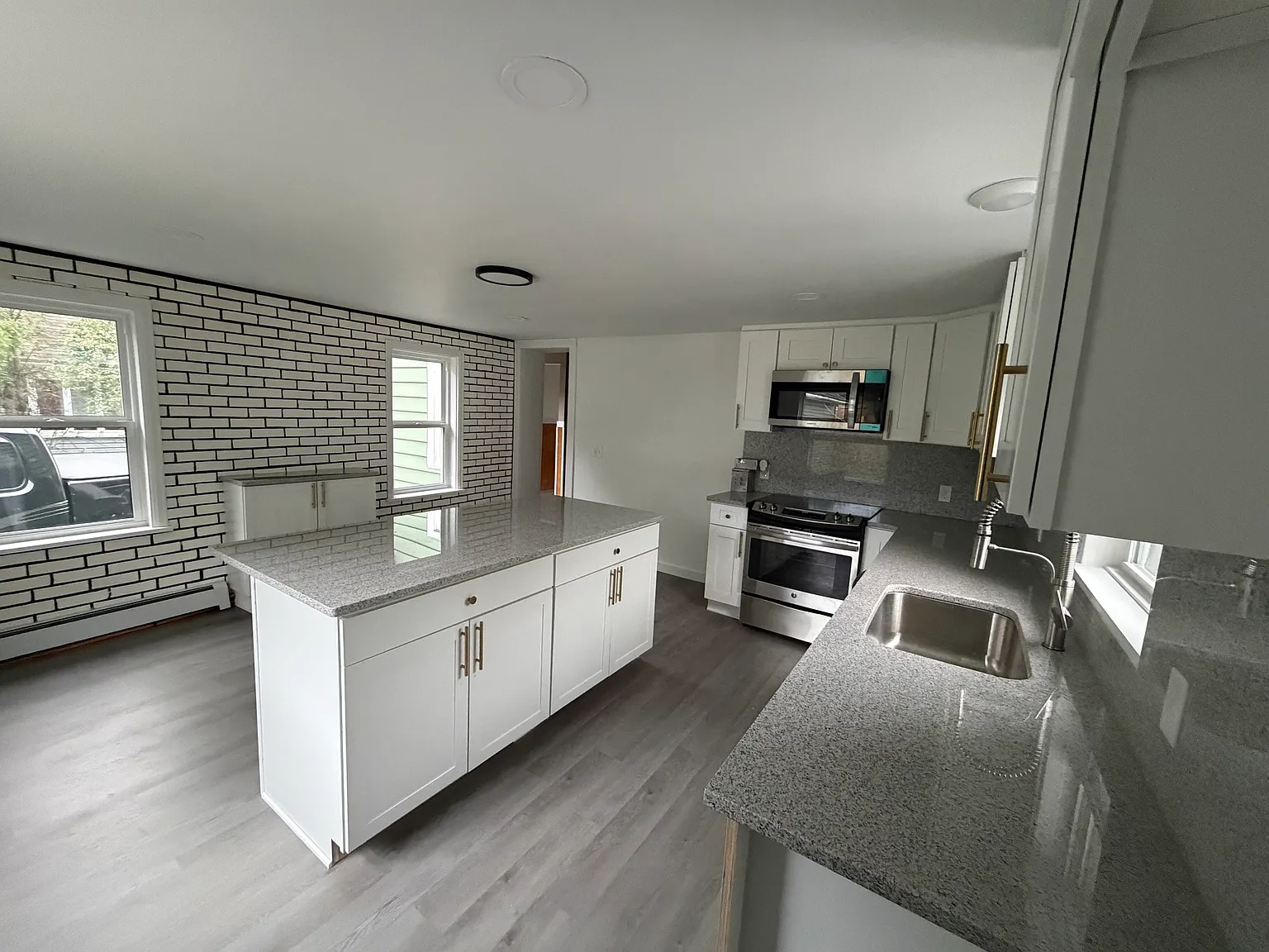 3 bed, 1621 sqft, $2,300 — Photo 2