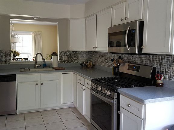 Light and airy kitchen
						:
						New top of the line stainless steels appliances