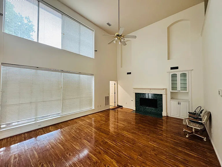 2762 Hillview Dr — Photo 6