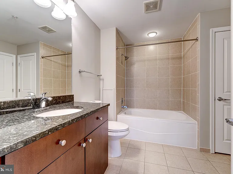 155 Potomac #432 — Photo 13