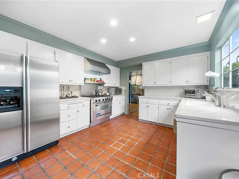 16544 Greenleaf St — Photo 8
