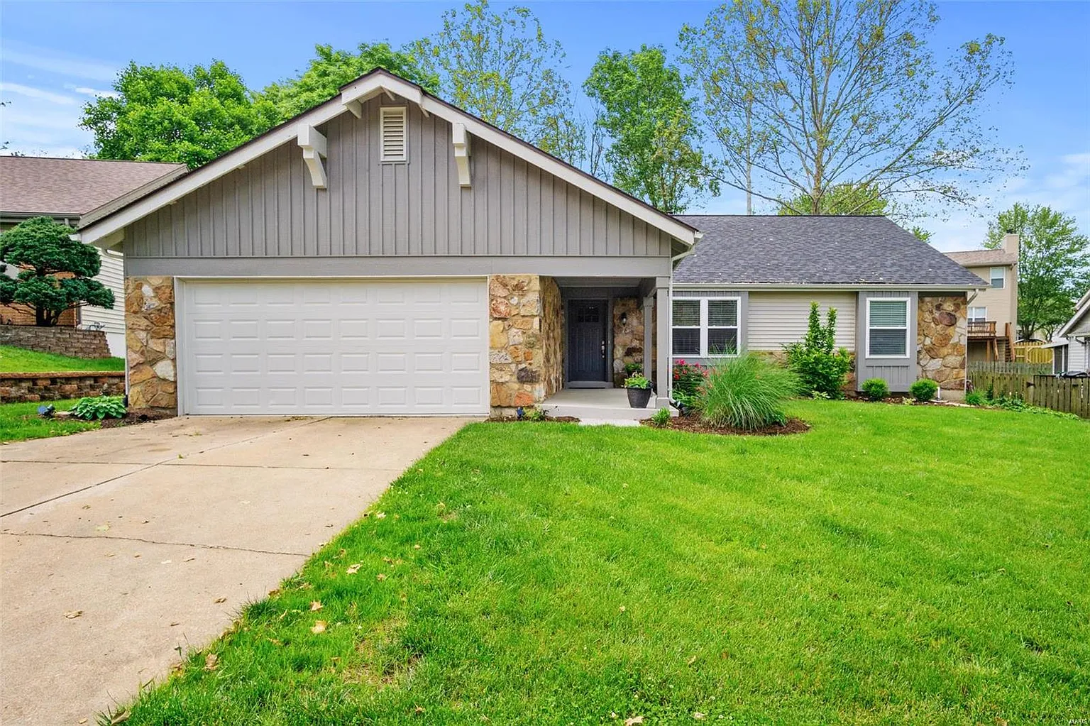 818 Eaglebrooke Dr photo 1