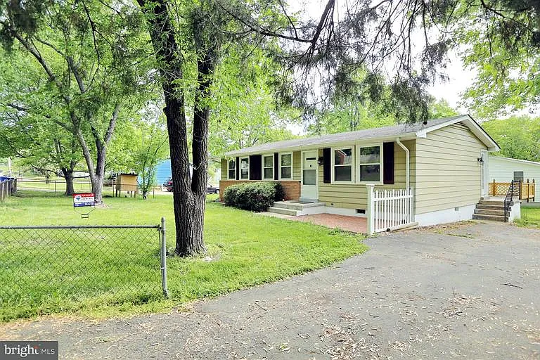 15 Davis Dr photo 1