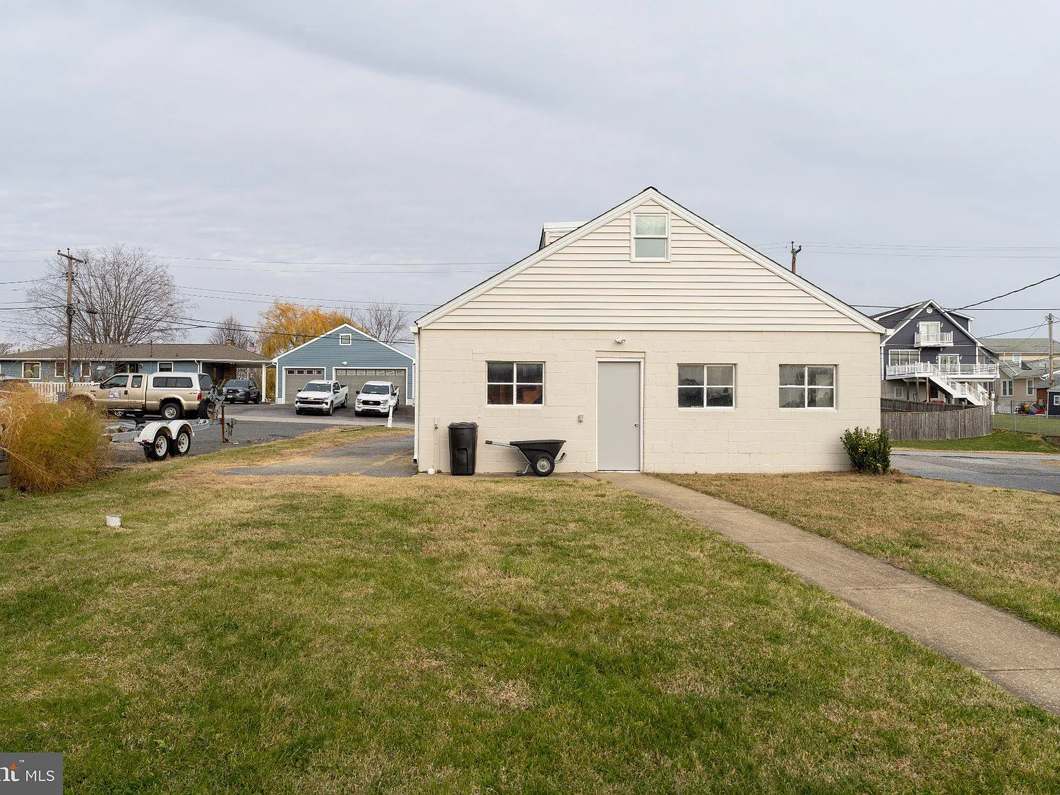 3 bed, 2.0 bath, 1477 sqft, $3,600 — Photo 3