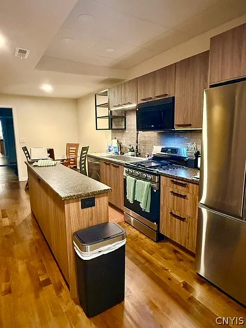 2 bed, 1.0 bath, 24000 sqft, $2,000 — Photo 3